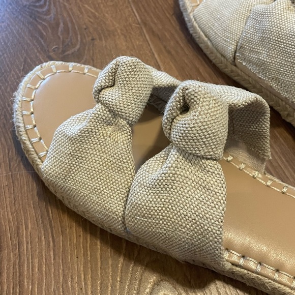 Miriam Sandal - Size 7 - Picture 4 of 7